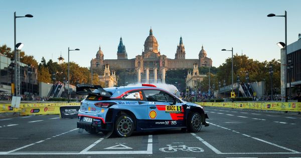 Foto: Dani Sordo y Carlos del Barrio trazando uno de los giros del tramo urbano disputado en Barcelona en el pasado RallyRacc. (EFE)