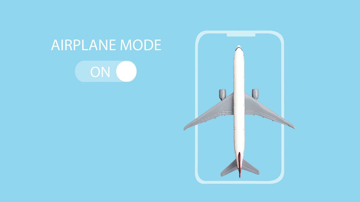La verdadera razón por la que te piden activar el 'modo avión' cuando vuelas (y no, no es un peligro)