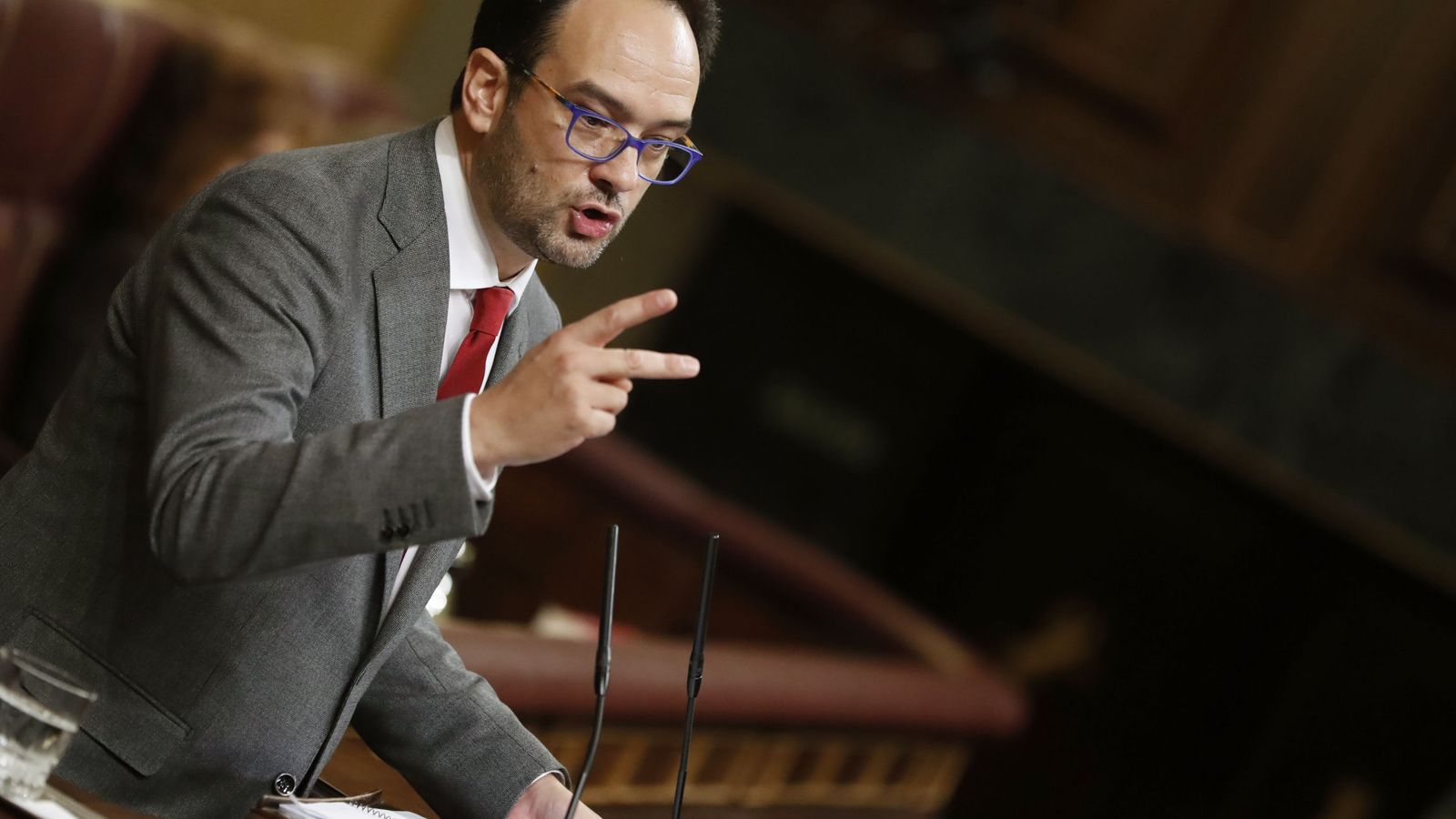 Foto: El portavoz del PSOE, Antonio Hernando, durante su intervención en la segunda jornada del debate de investidura. (EFE)