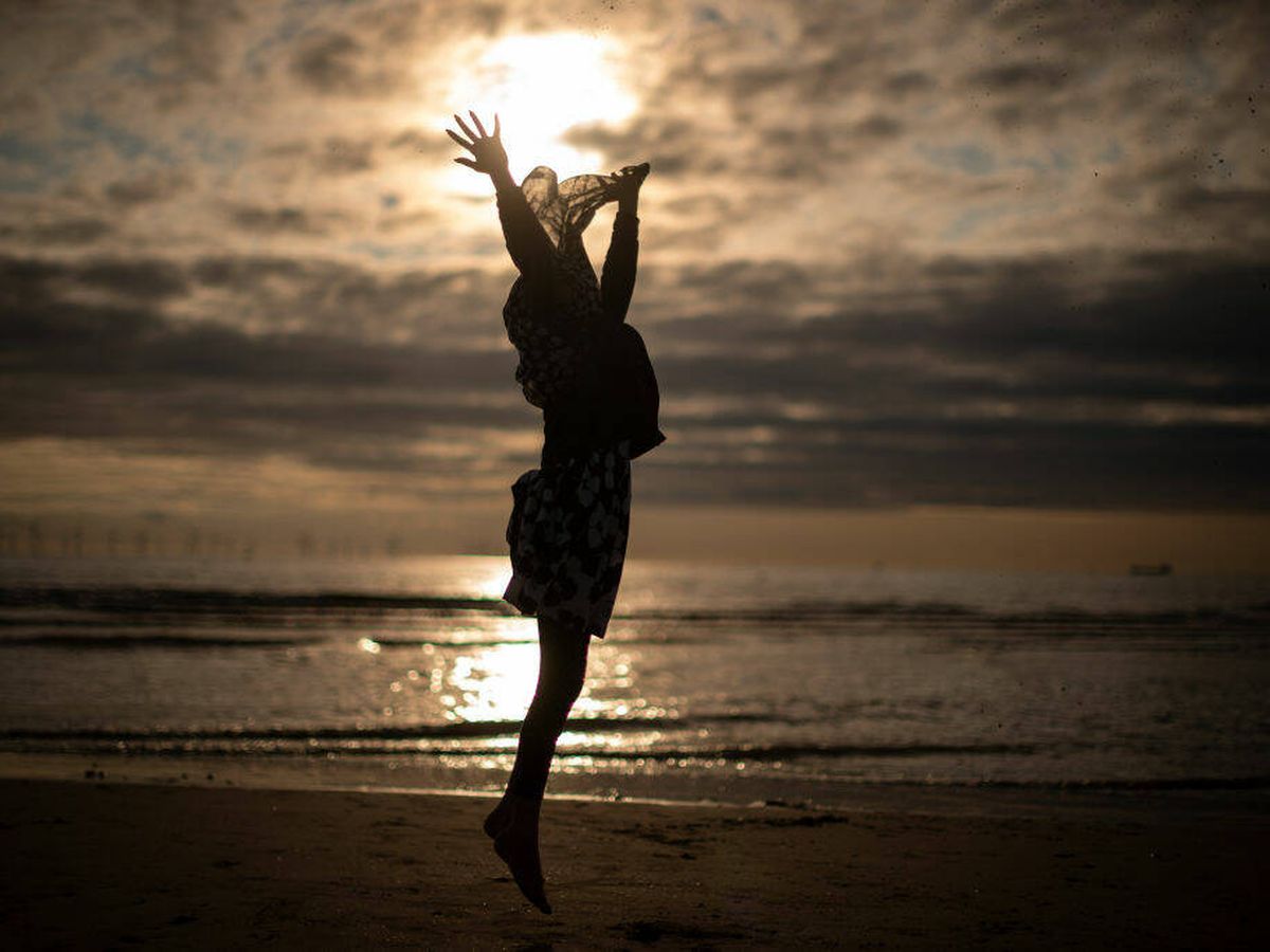 Foto: Imagen de una persona saltando en la playa. (Getty Images)