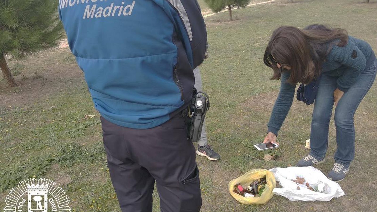 Foto: La Policía retira salchichas con alfileres del Parque Barajas (Policía de Madrid)