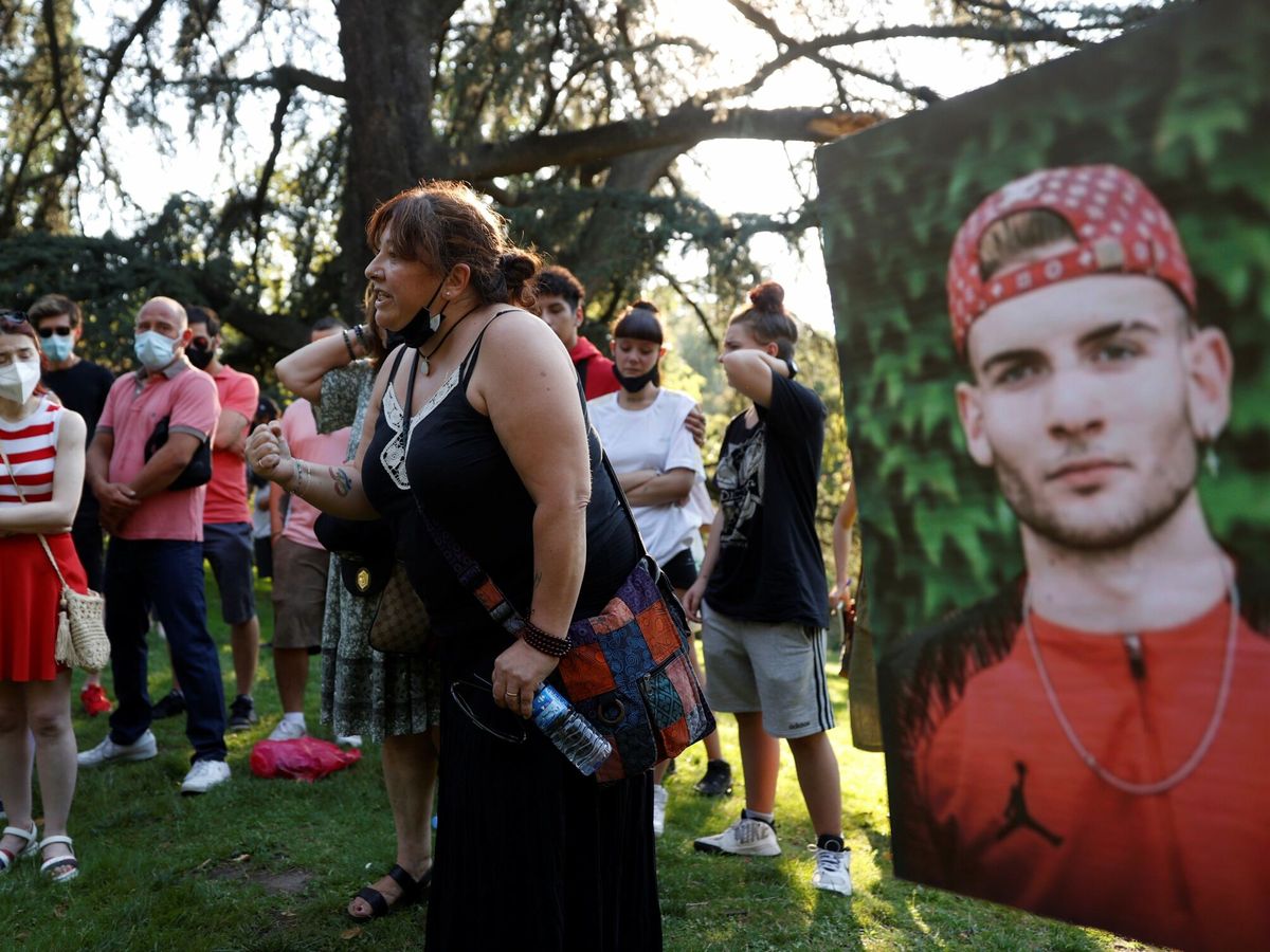 Foto: La madre de Isaac, asesinado en Madrid en julio, en una concentración en homenaje. Foto: Efe