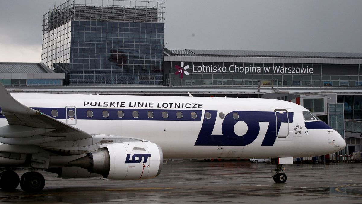 Los pasajeros de una aerolínea polaca pagan la reparación del avión para poder volar 