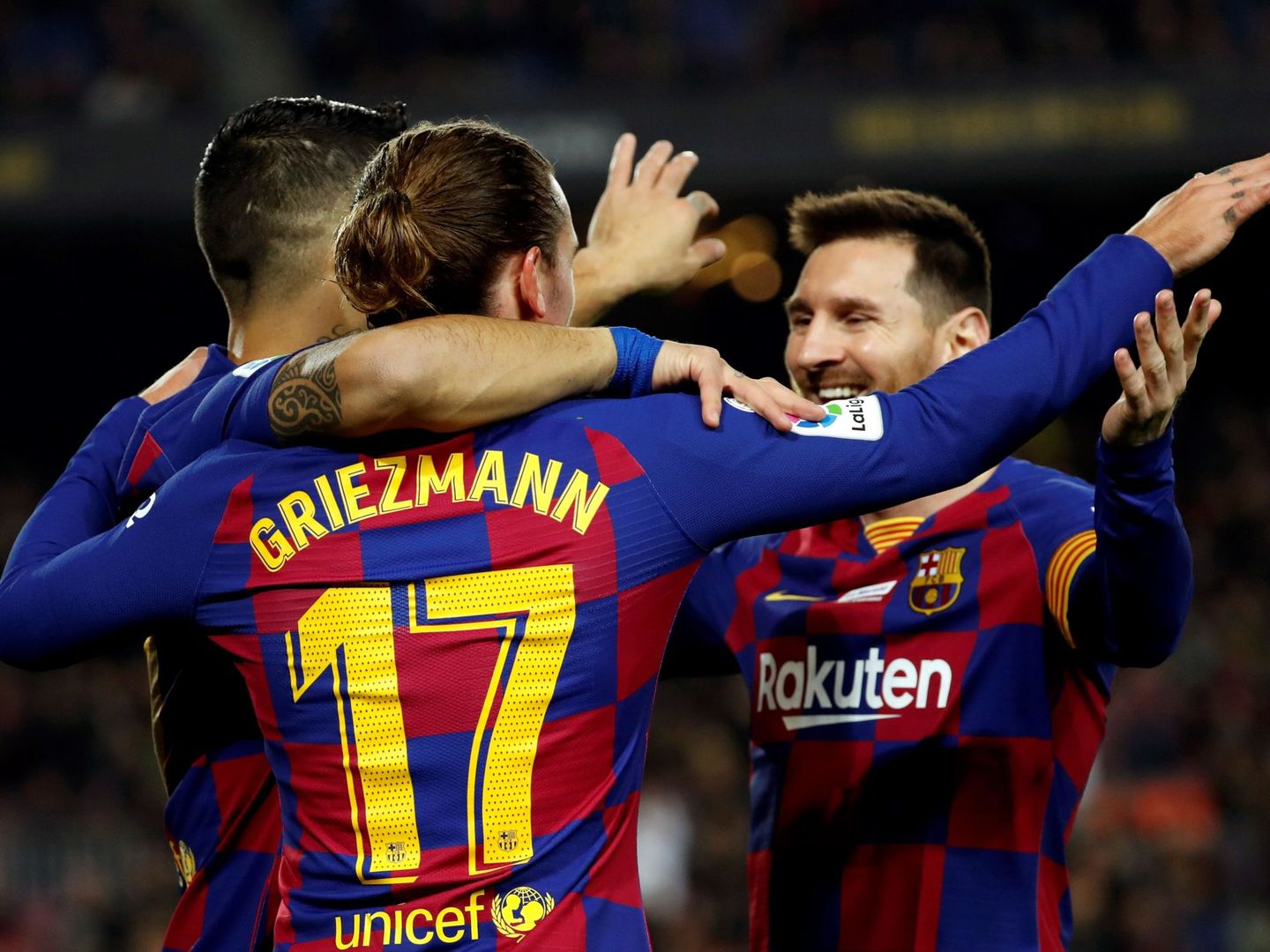 Messi y Suárez abrazan a Griezmann, que abrió la lata para los culés. (EFE)