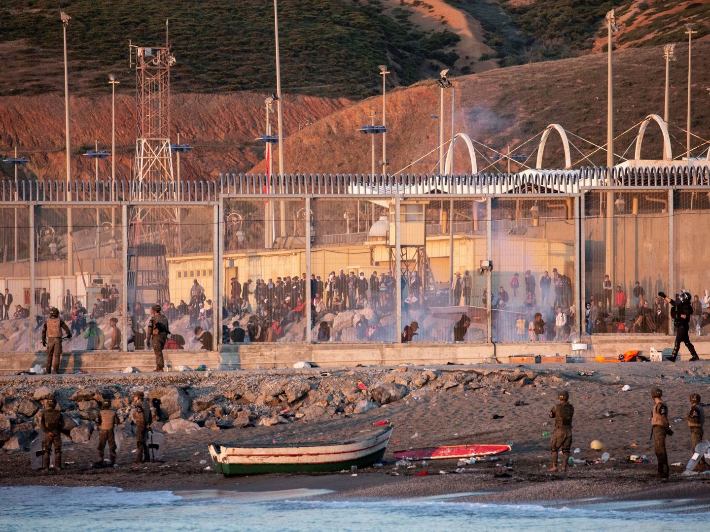 Miembros del ejército vigilando la valla fronteriza en la playa de El Tarajal en Ceuta. (EFE/Brais Lorenzo)