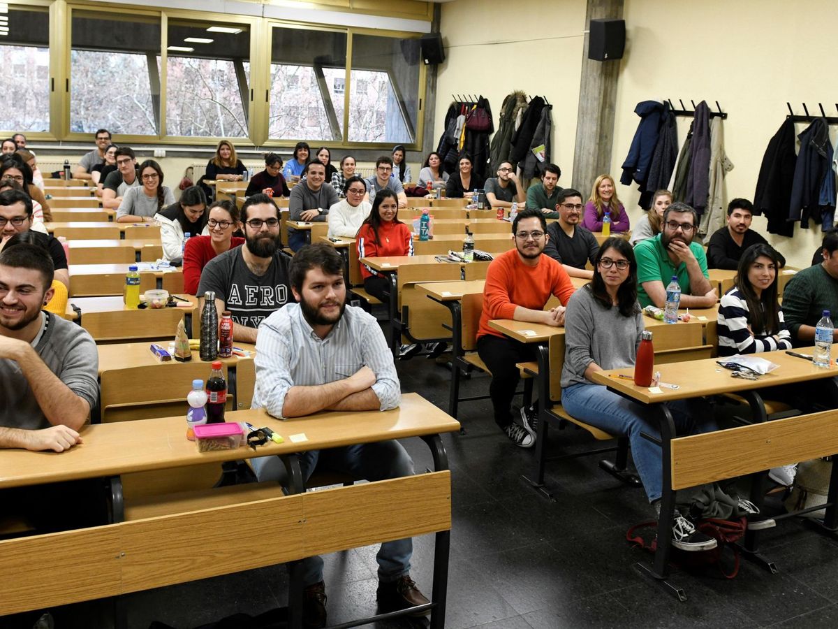 Foto: Aspirantes a MIR antes del examen. (EFE/Víctor Lerena)