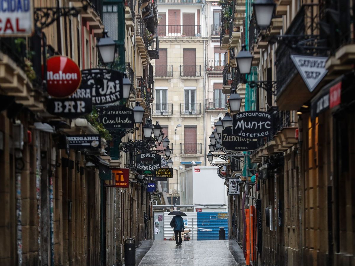 Foto: Vista de una calle de la Parte Vieja de San Sebastián casi desierta por el coronavirus. (EFE)
