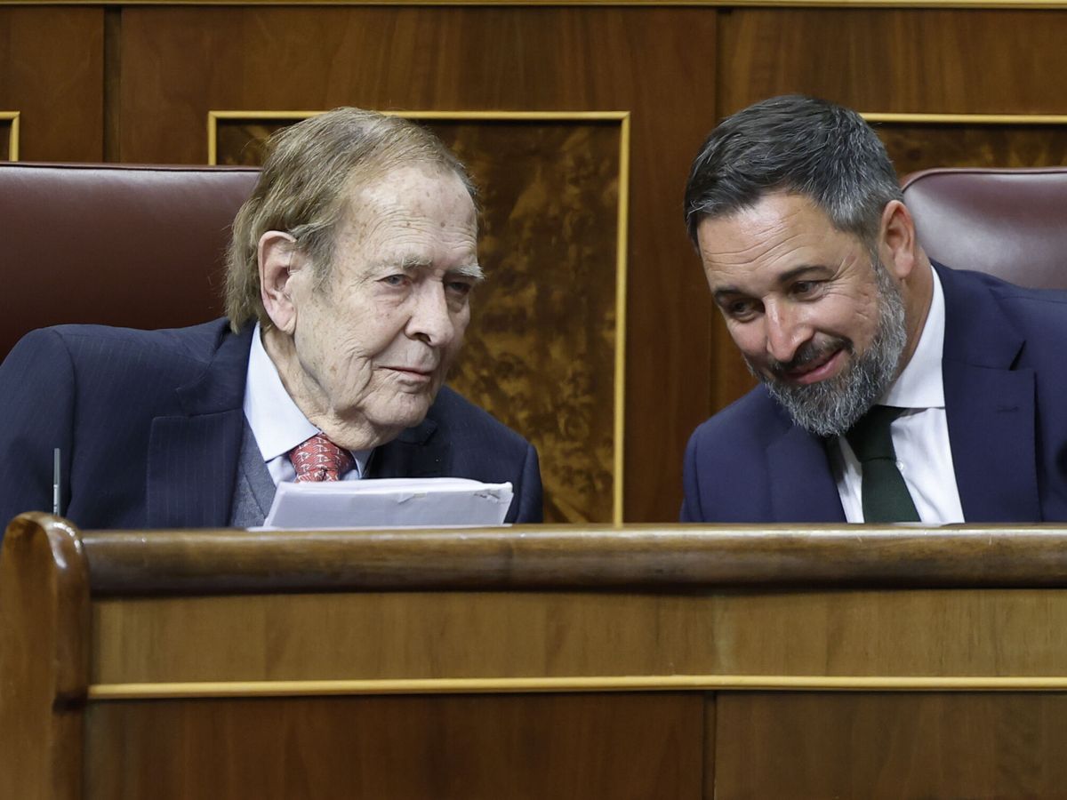 Foto: El profesor Ramón Tamames (i) conversa con el líder de Vox, Santiago Abascal, durante el debate de la moción de censura. (EFE/Chema Moya)