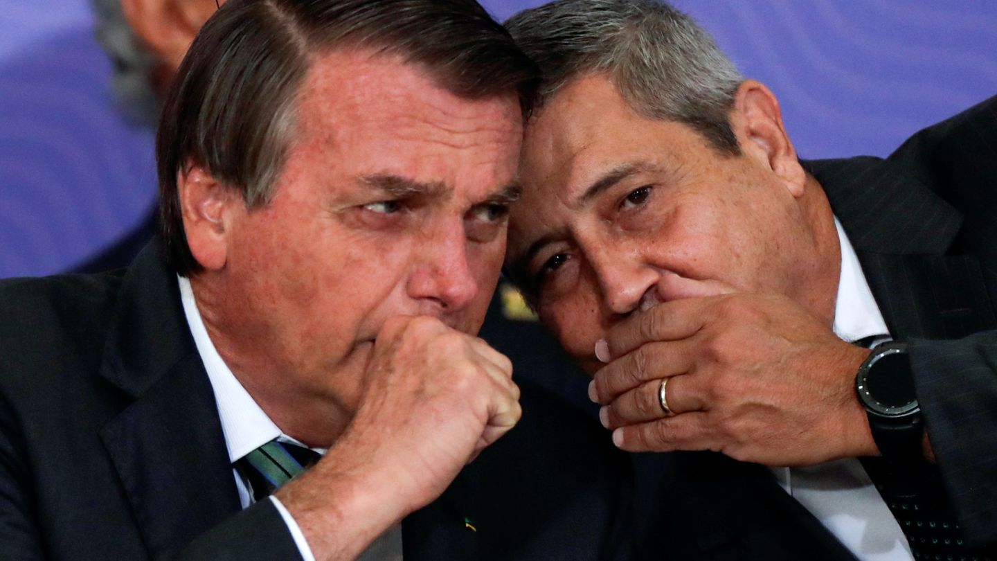El presidente brasileño, Jair Bolsonaro (izq.), junto a su ministro de Defensa. (Reuters)