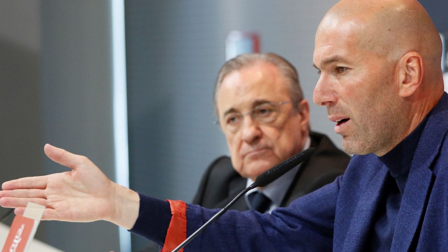 Florentino Pérez escucha a Zidane en el día de su despedida. (EFE)