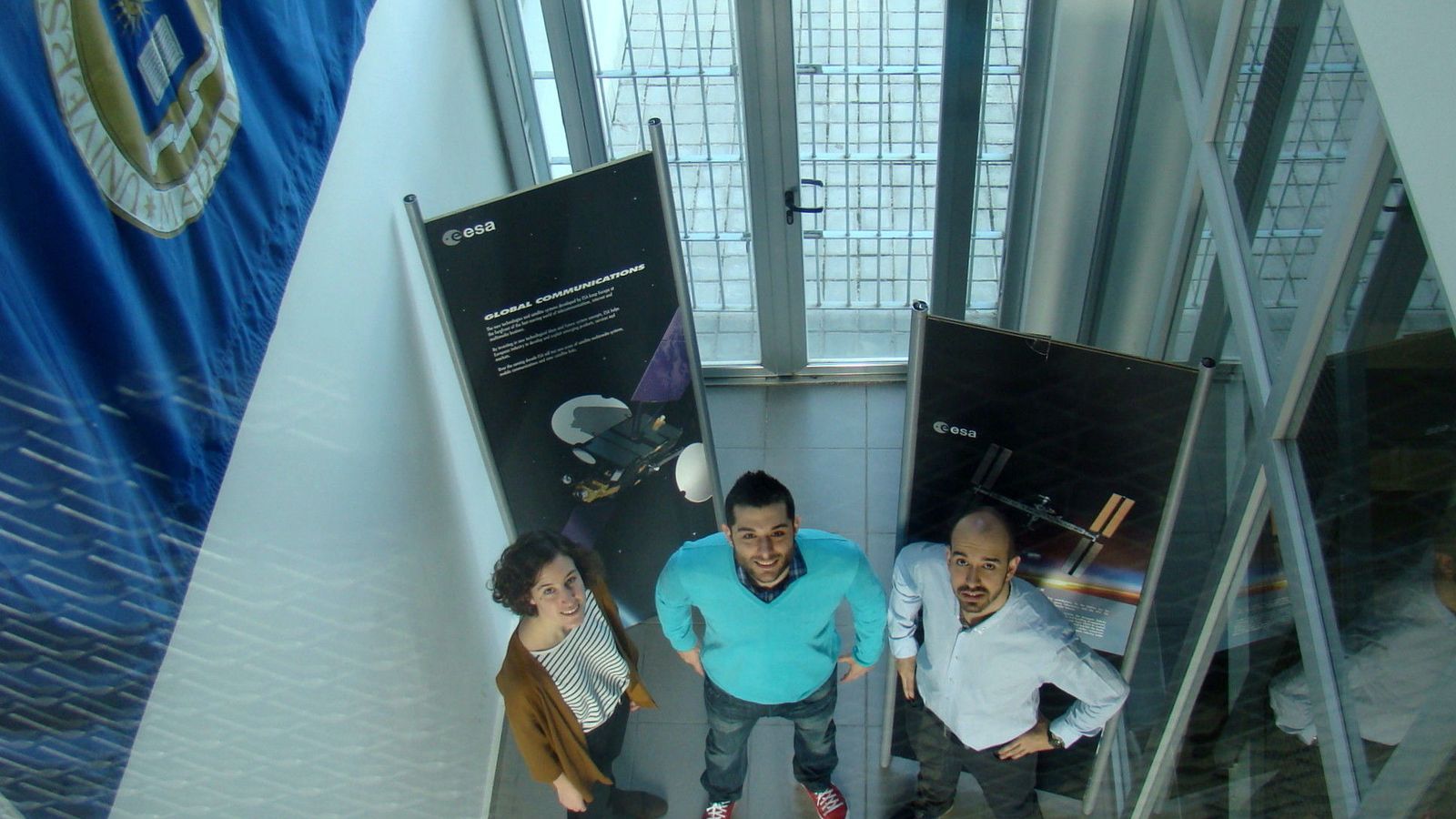 Foto: Andrés Cobos (centro), junto al equipo que coordina, es uno de los cuatro estudiantes europeos elegidos por la ESA para llevar sus experimentos a bordo de un vuelo parabólico.
