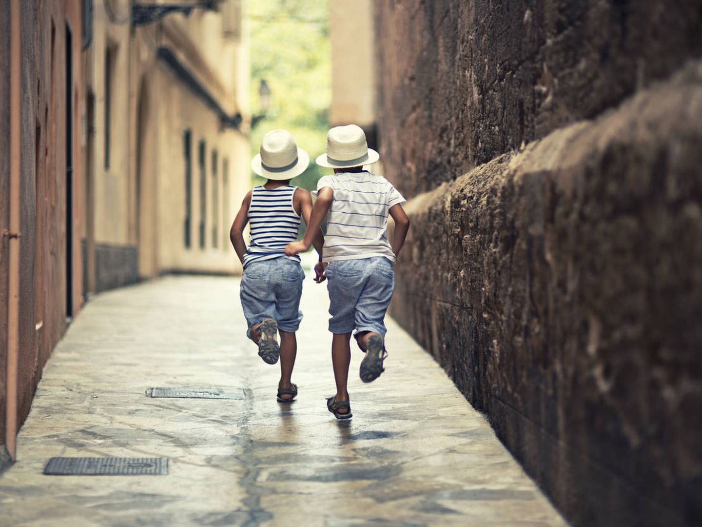Niños corren en una calle de Palma. (iStock)