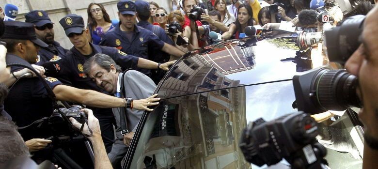 El ex secretario general del PP Francisco Álvarez-Cascos entra en el coche después de abandonar la Audiencia Nacional . (EFE)