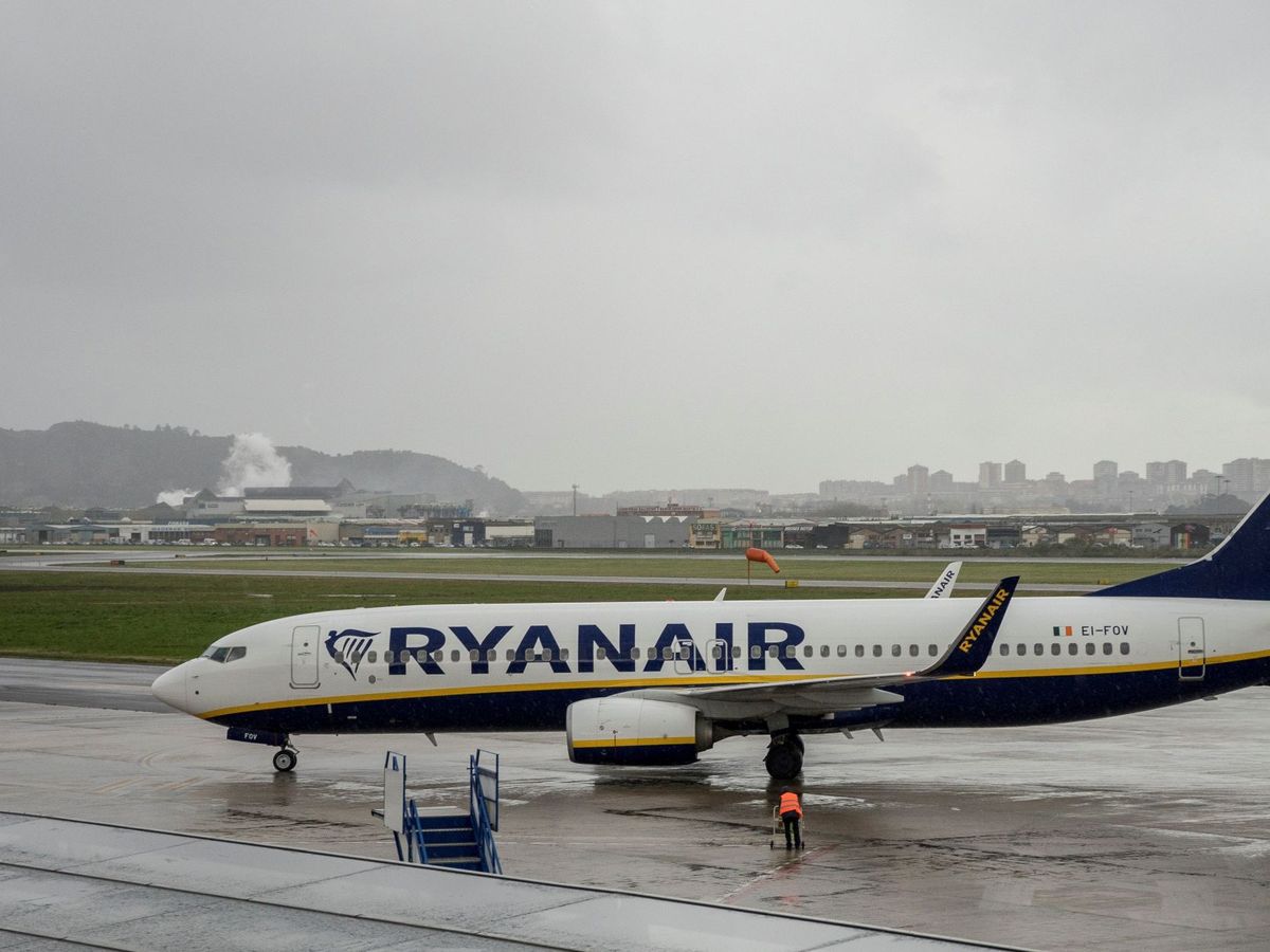 Foto: El avión afectado por el horario de apertura del aeropuerto de Santander pertenece a Ryanair. (EFE)