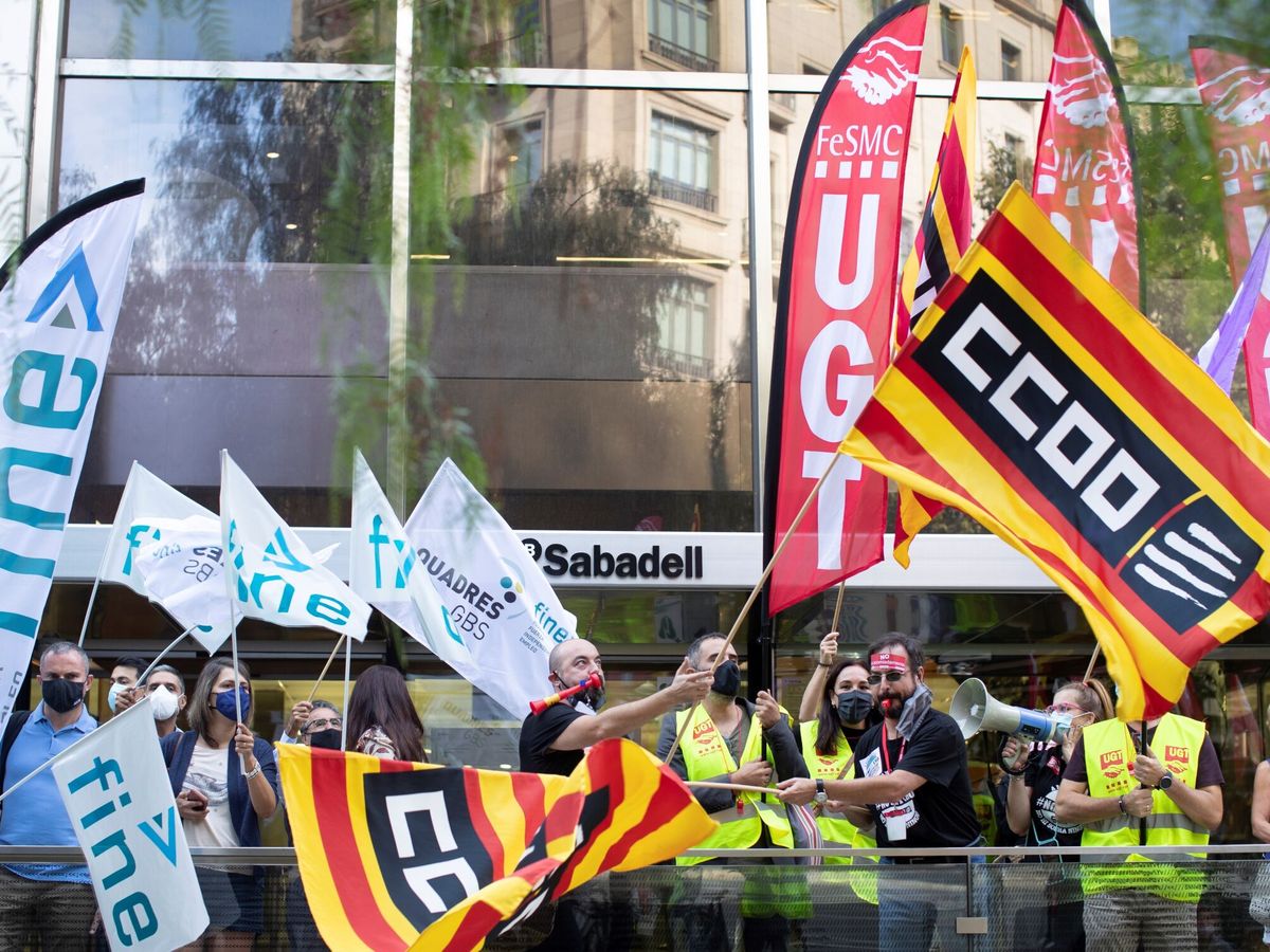 Foto: Manifestación en Barcelona contra el ERE de Sabadell. (EFE)