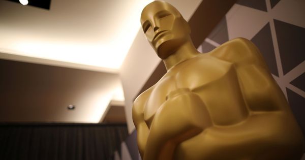 Foto: Una estatua con forma de Oscar en el Dolby Theatre de Los ángeles. (Reuters)