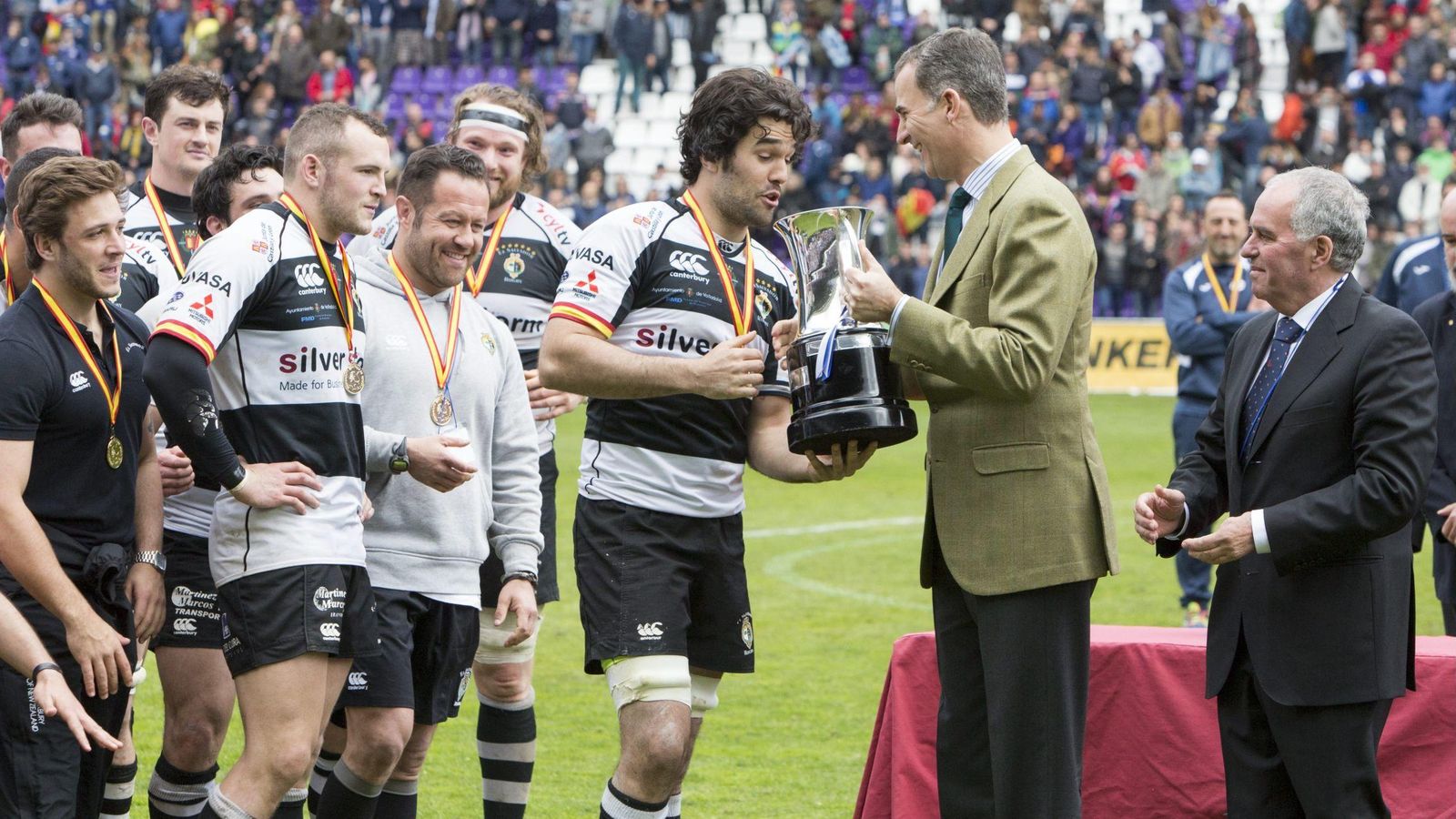 Foto: El rey Felipe entrega la Copa al capitán del Chami (Cordon Press).