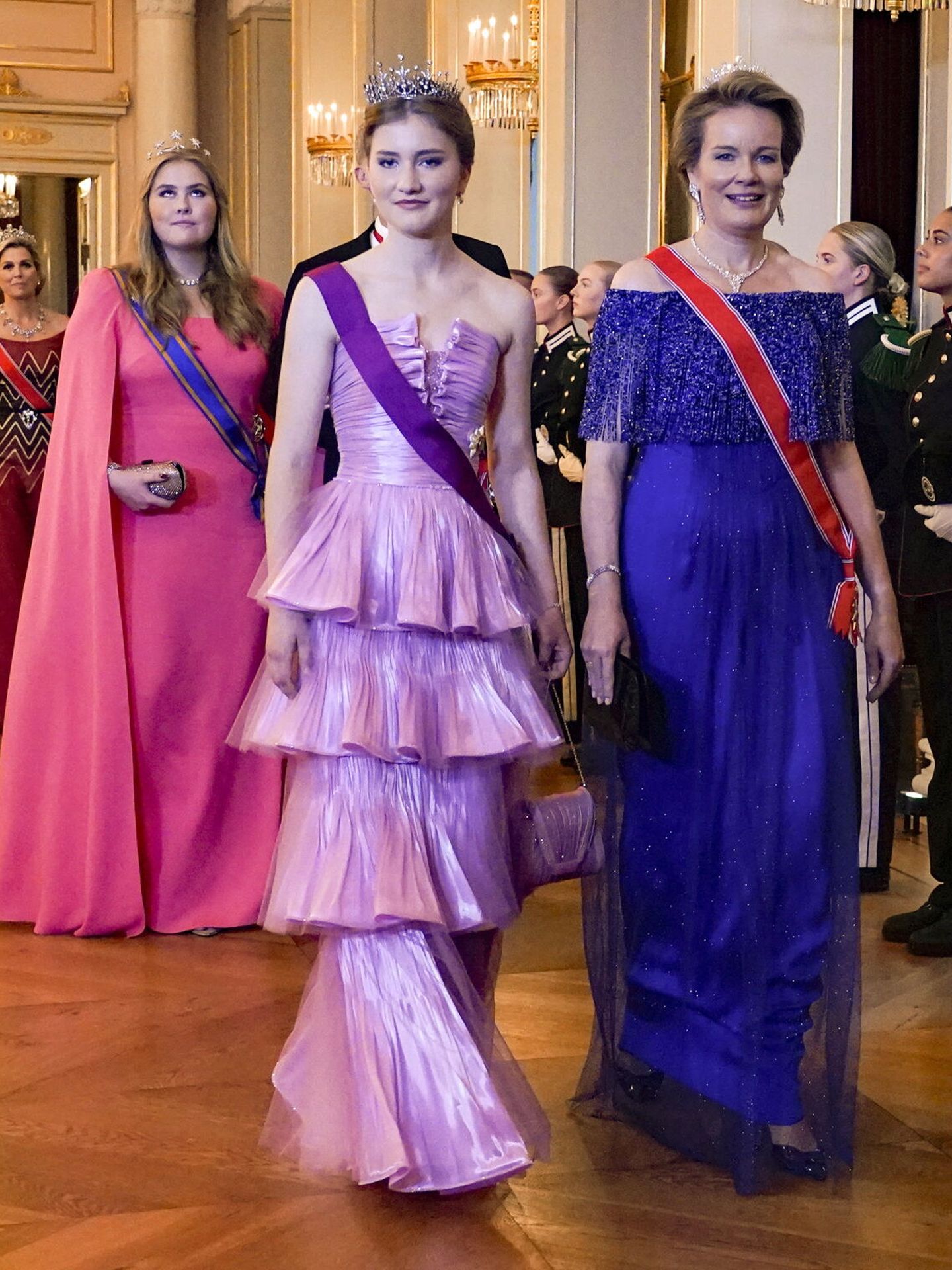 Elisabeth de Bélgica y Amalia de Holanda en un acto de gala del pasado año. (Efe)