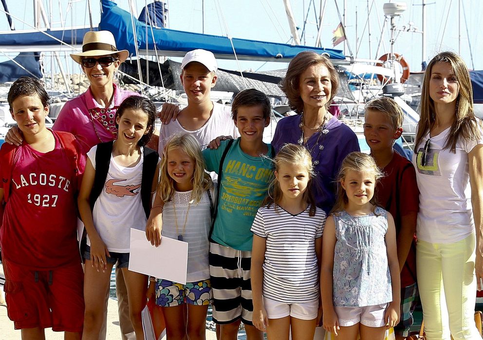 Foto: La Reina Sofía junto a la princesa Letizia, su hija Elena y sus nietos