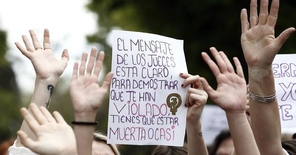 Foto: Miles de personas salen a la calles de varias ciudades de España en protesta por la sentencia del juicio de La Manada. (EFE)