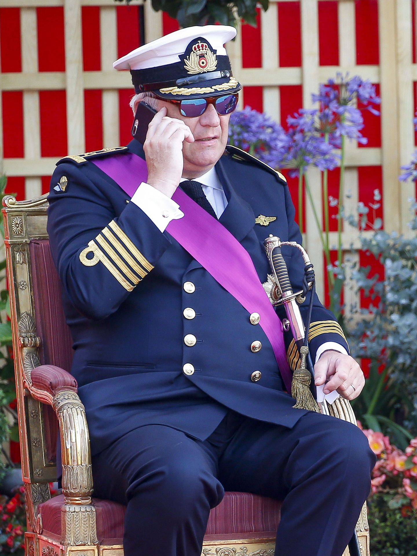 Laurent de Bélgica, hablando por teléfono en las celebraciones del Día Nacional. (Reuters)