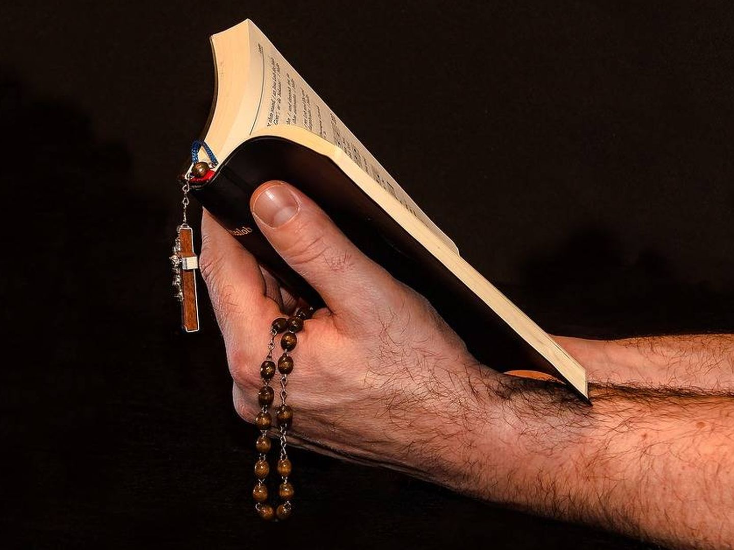 Un rosario y una Biblia. (Pixabay)