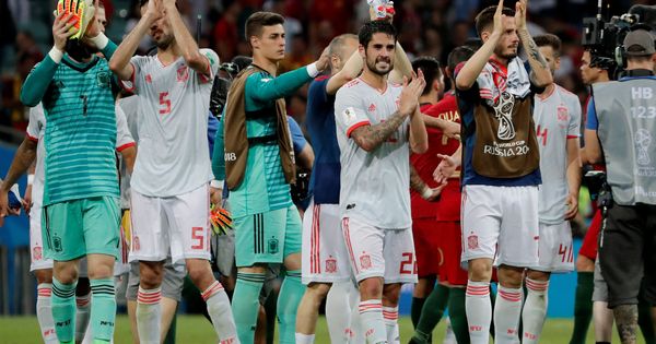 Foto: Los jugadores españoles saludan tras un partido del Mundial. (Reuters) 