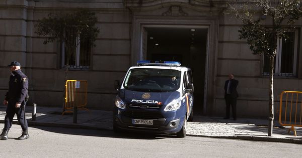 Foto: Un furgón policial, a su llegada al Tribunal Supremo. (EFE)