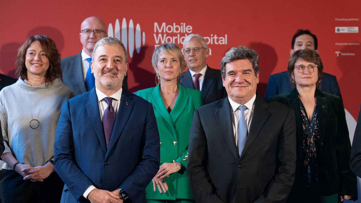 El ministro de Transformación Digital, José Luis Escrivá (d), y la secretaria de Estado de Digitalización e Inteligencia Artificial, Carme Artigas (justo detrás). (EFE)