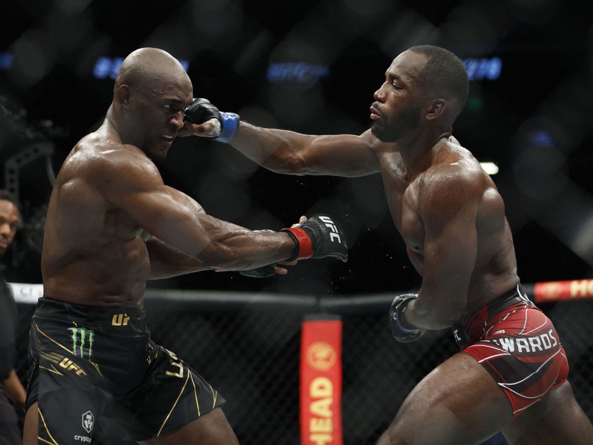 Foto: Usman vs. Edwards, en el UFC 278. (Jeffrey Swinger/USA TODAY Sports)