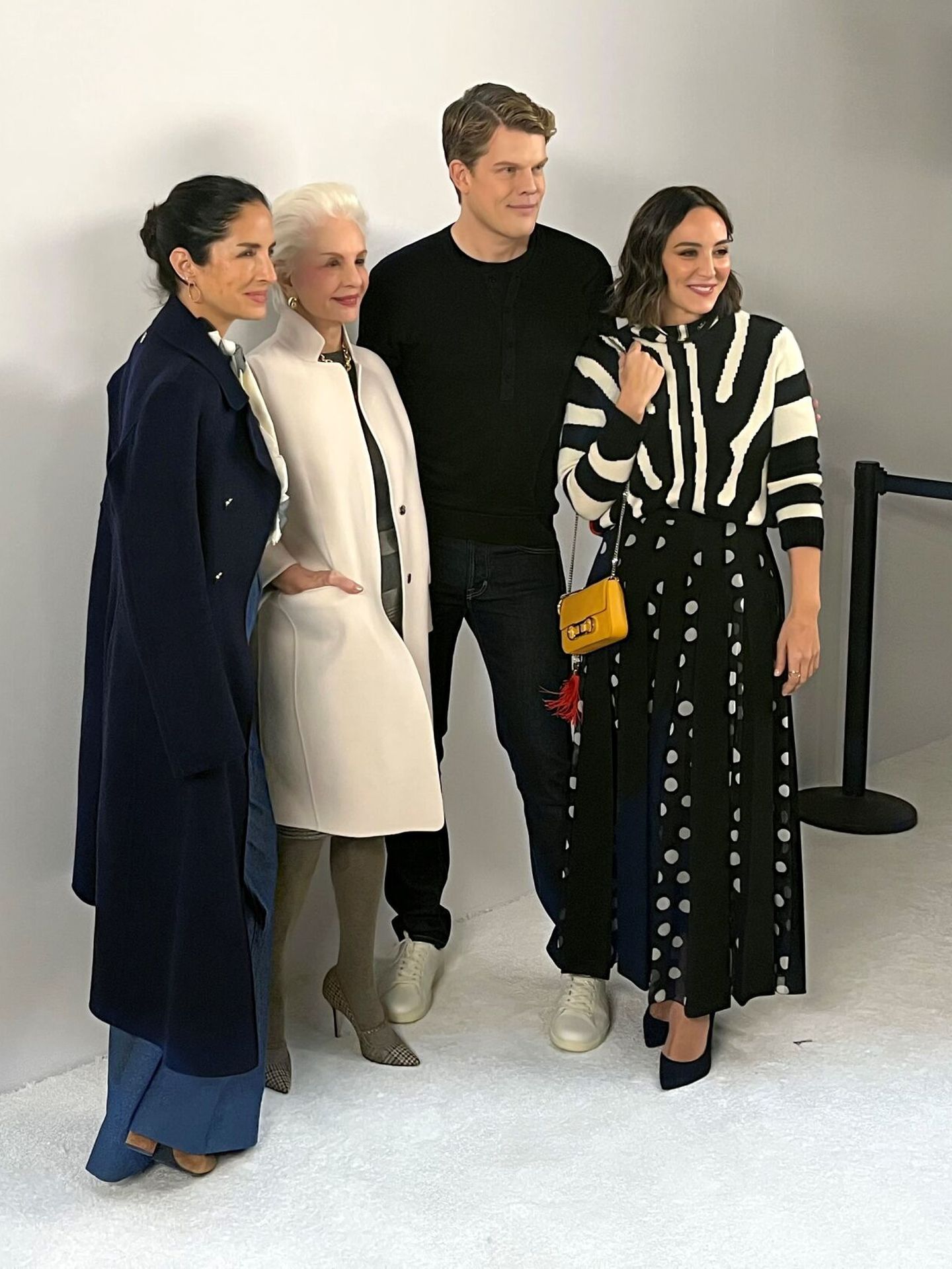 La modista Carolina Herrera, su hija Carolina Adriana, el director creativo de la firma, Wes Gordon, y Tamara Falcó, en la Semana de la Moda de Nueva York. (EFE/Nora Quintanilla)