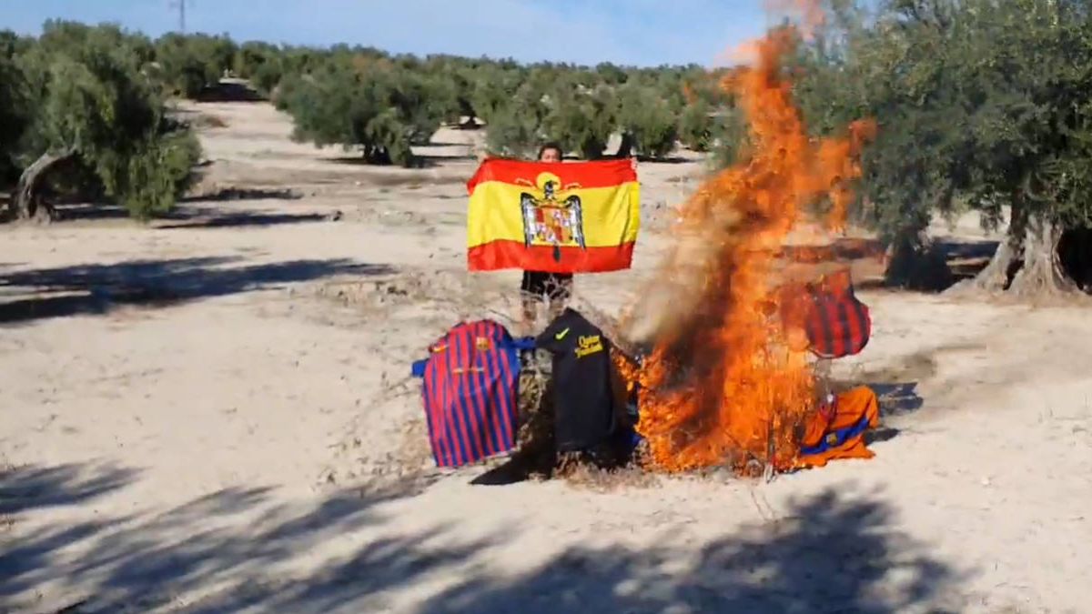 Simpatizante de Vox quema sus camisetas del Barça: "Arde una independencia de mierda"