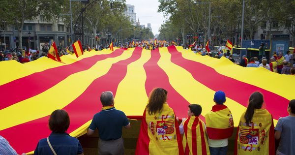 Foto: Manifestación convocada por Societat Civil Catalana bajo el lema 'Cataluña sí, España también'. (EFE)