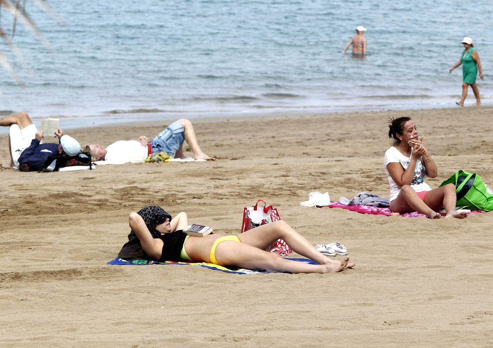 Foto: No todos los españoles pueden permitirse ir a la playa (Efe)