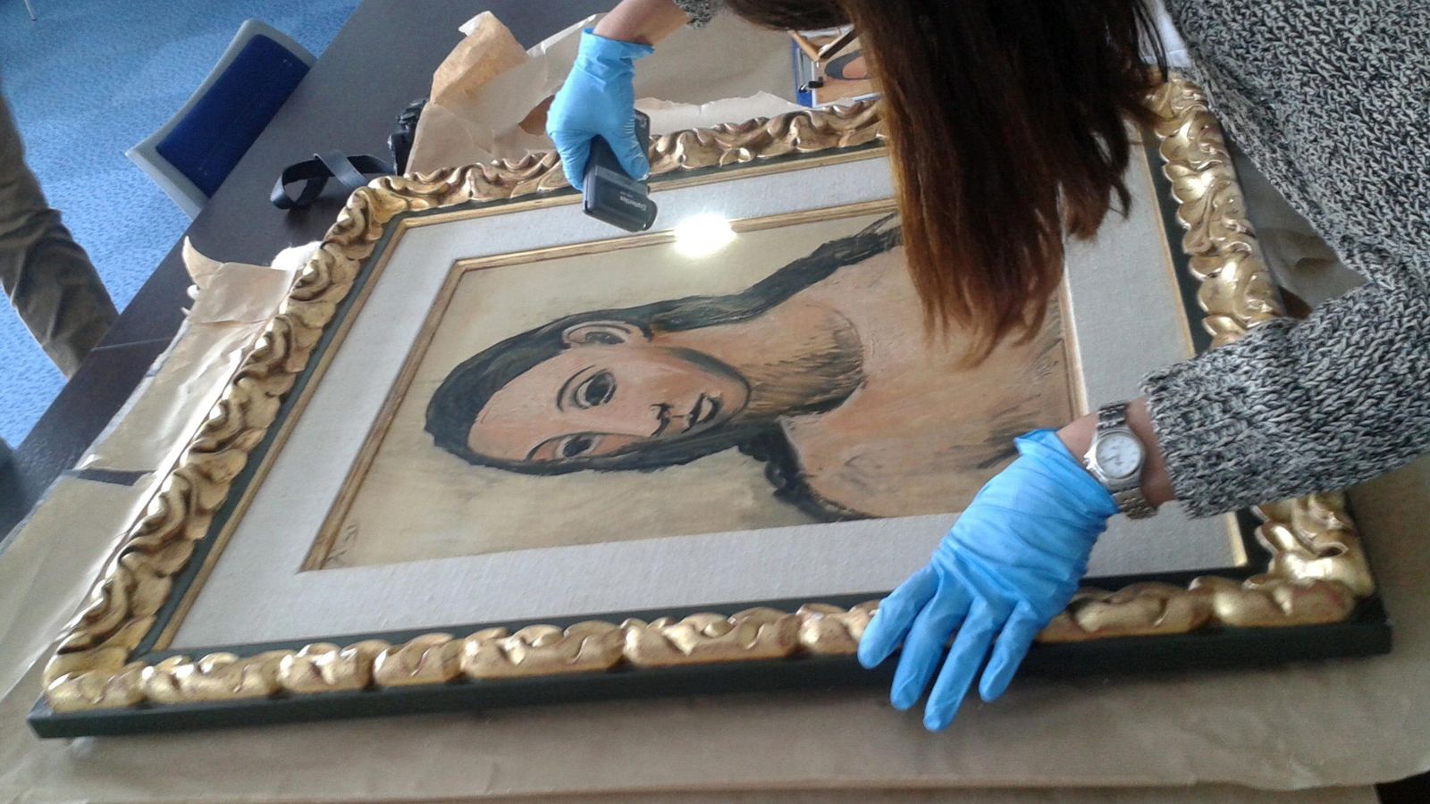 Foto: Fotografía facilitada por Aduanas francesas de la entrega a las autoridades españolas en Córcega de la obra de Picasso 'Cabeza de mujer joven'. (EFE)