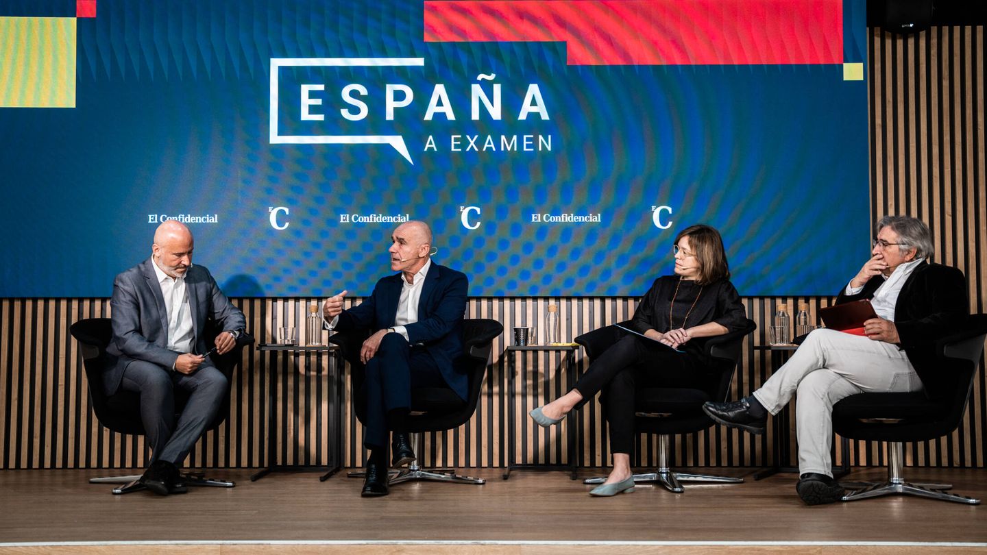 Antonio Muñoz en el coloquio con José Luis Losa, Itziar Reyero e Ignacio Varela durante el encuentro 'España a examen'. (Jon Imanol Reino)