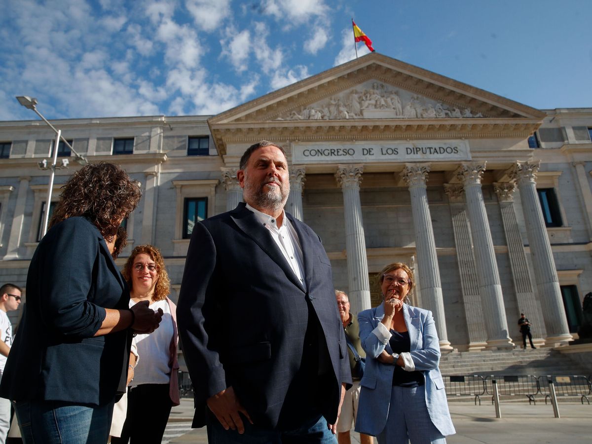 Foto: El presidente de ERC, Oriol Junqueras, comparece a las puertas del Congreso. (EFE/Juan Carlos Hidalgo)