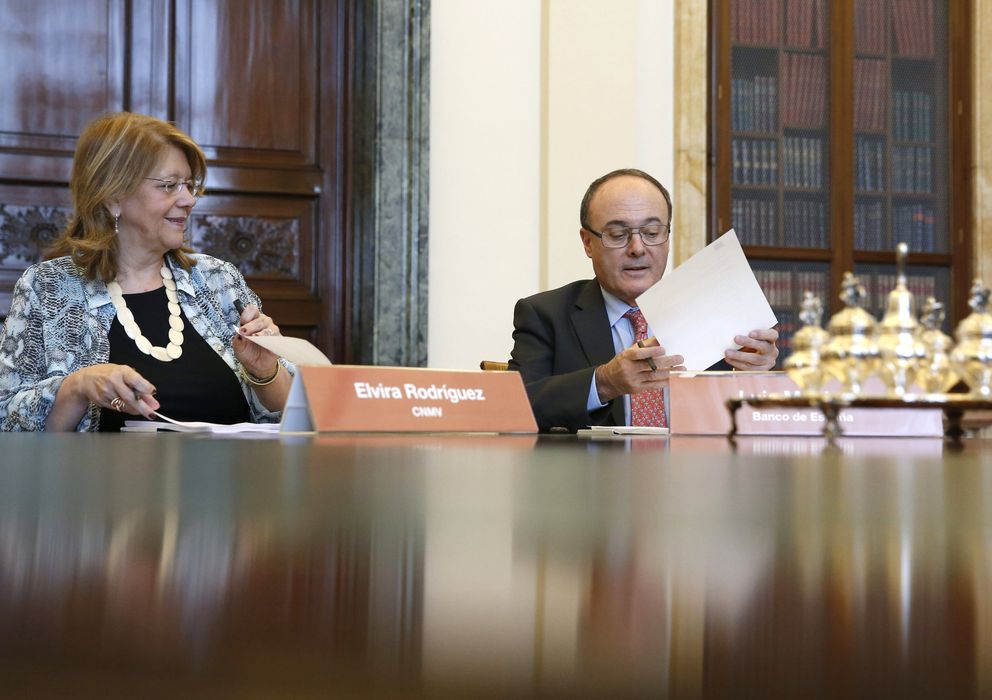 Foto: La presidenta de la CNMV, Elvira Rodríguez (i), y el gobernador del BdE, Luis María Linde. (EFE)