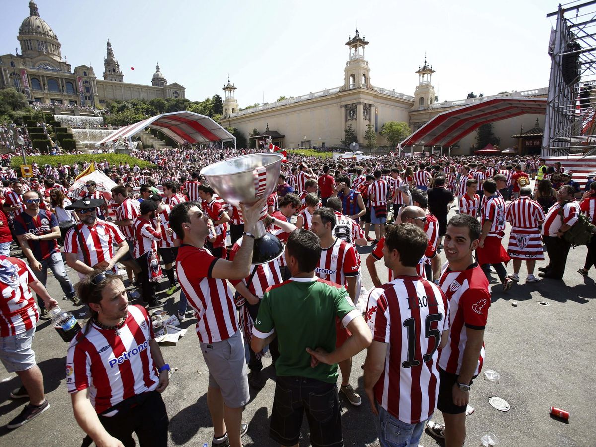 Foto: Aficionados del Athletic, en la 'fan zone' de la final de 2015. (EFE/Alejandro García)