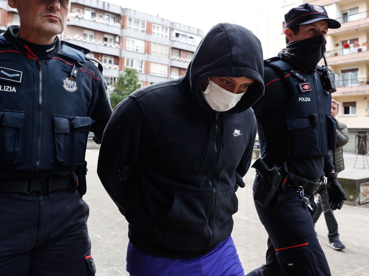 Foto: Agentes de la Ertzaintza trasladan al detenido por su presunta vinculación con los asesinatos de hombres en Bilbao. (EFE/Juan Herrero)