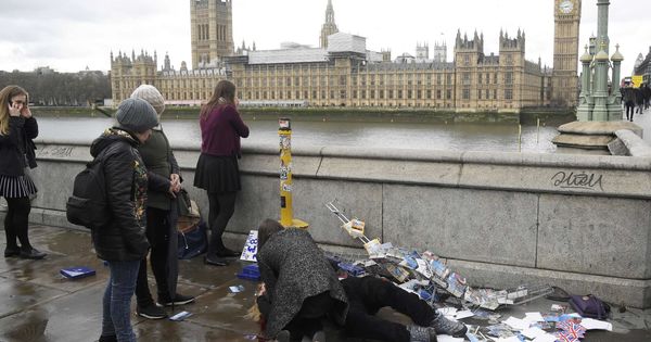 Foto: Una mujer herida recibe asistencia tras el atentado en el puente de Westminster. (Reuters)
