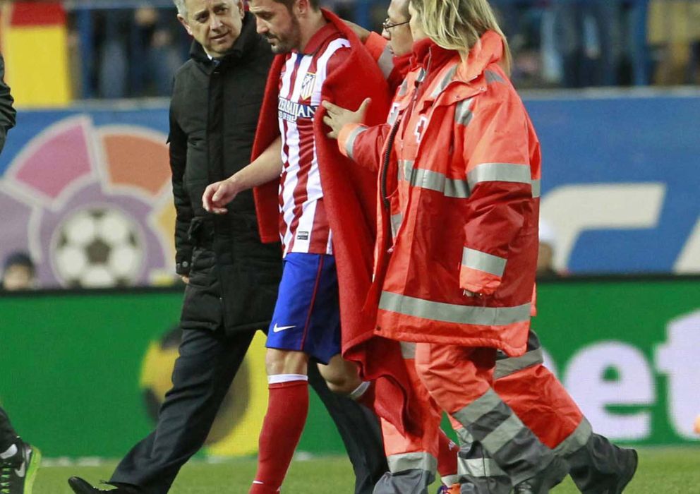 Foto: David Villa se retira lesionado del terreno de juego (Efe).