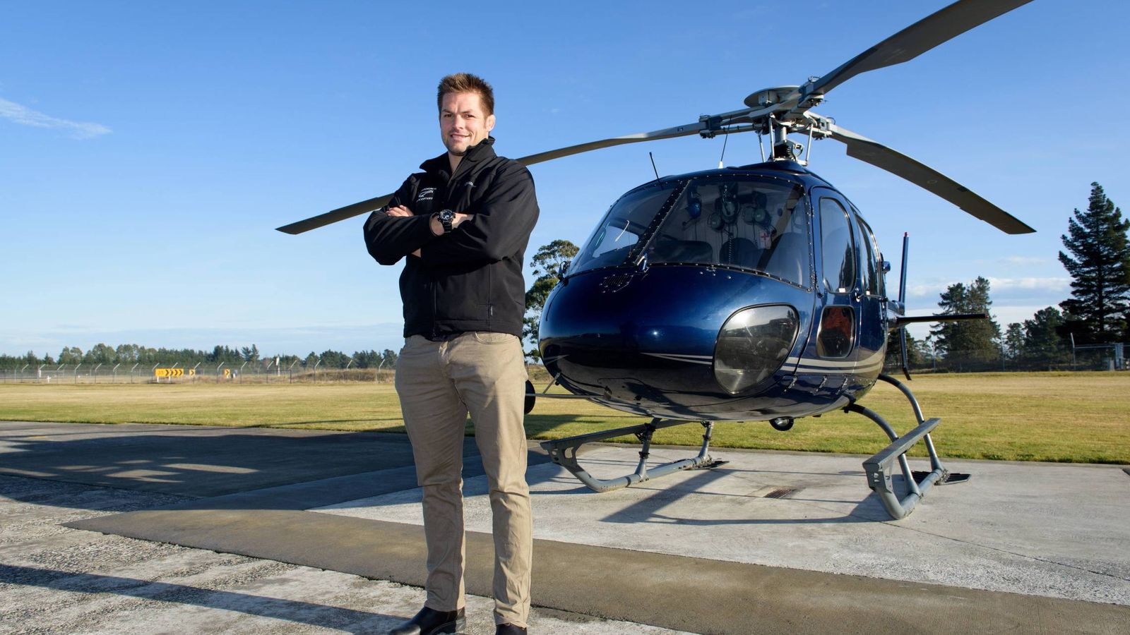 Foto: Richie McCaw, ante un helicóptero (Imago).