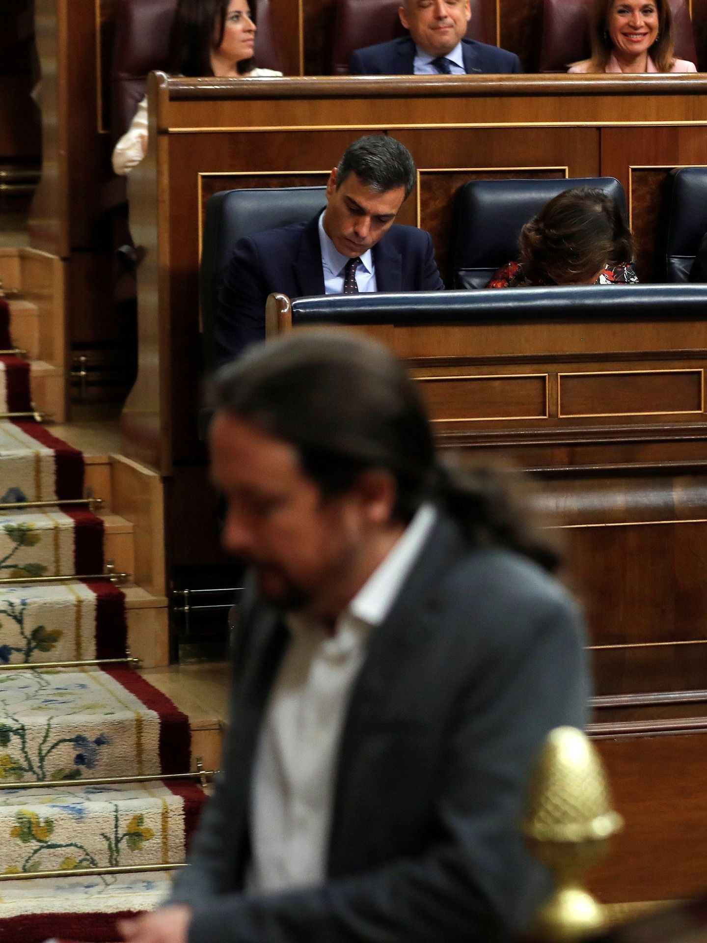 Pablo Iglesias pasa por delante de Pedro Sánchez, el pasado 11 de septiembre en el pleno del Congreso. (EFE)