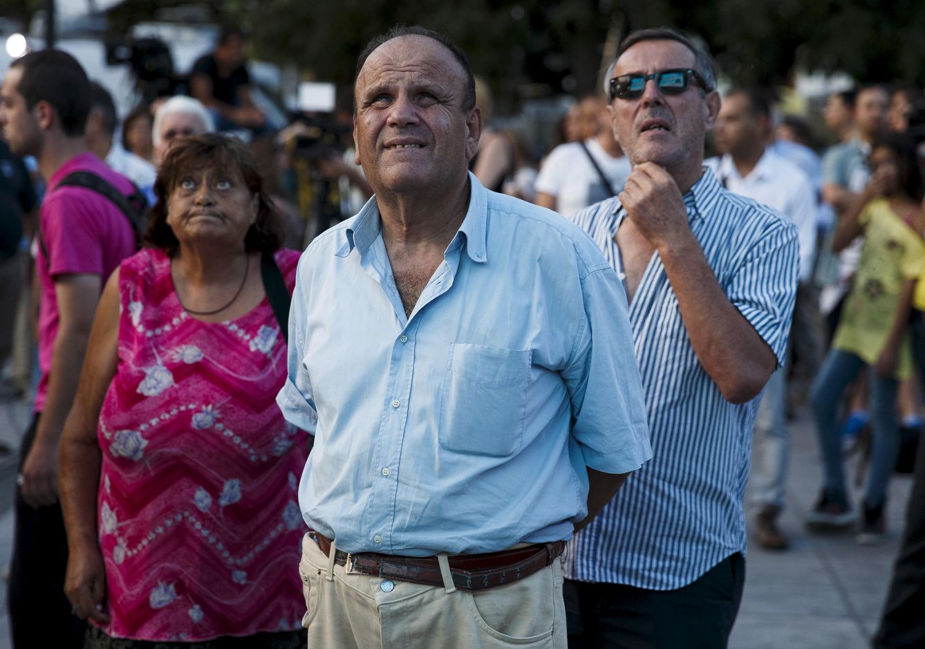 Seguidores de Nueva Democracia siguen el recuento en una plaza de Atenas (Reuters).