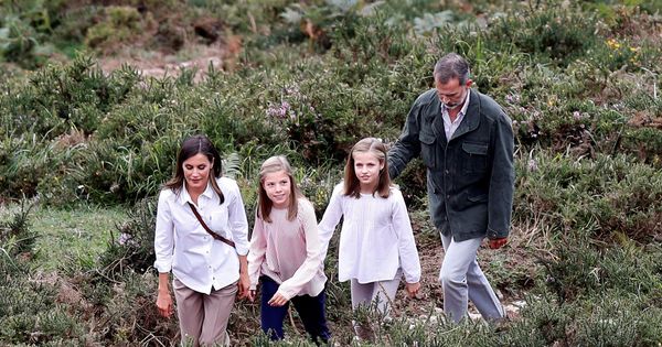 Foto: Los reyes Felipe y Letizia, la princesa Leonor y la infanta Sofía en Covadonga. (EFE)