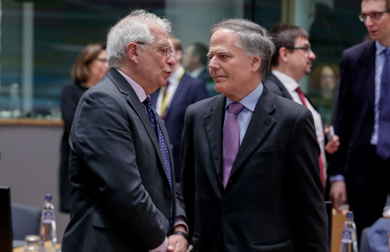 Josep Borrell junto a su homólogo italiano, Enzo Moavero Milanesi, en el último Consejo de Asuntos Exteriores en Bruselas. (EFE)
