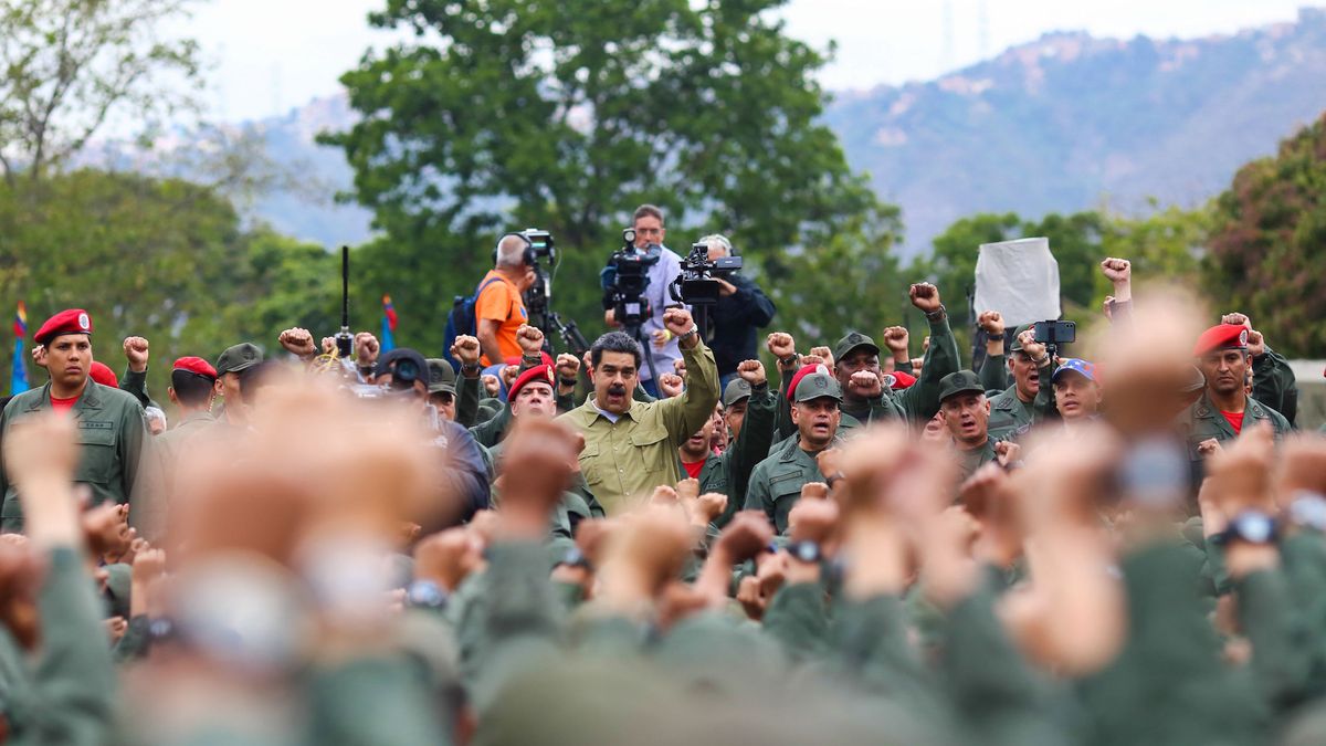 Maduro pide al ejército que "esté alerta" por "un grupo de desertores" ligados a Colombia