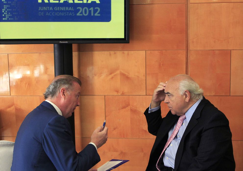 Foto: El presidente de Realia, Ignacio Bayón (d), conversa con el director general, Iñigo Aldaz. (EFE)