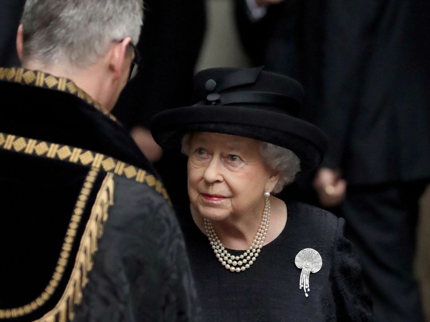 La reina Isabel, en un funeral. (Reuters)